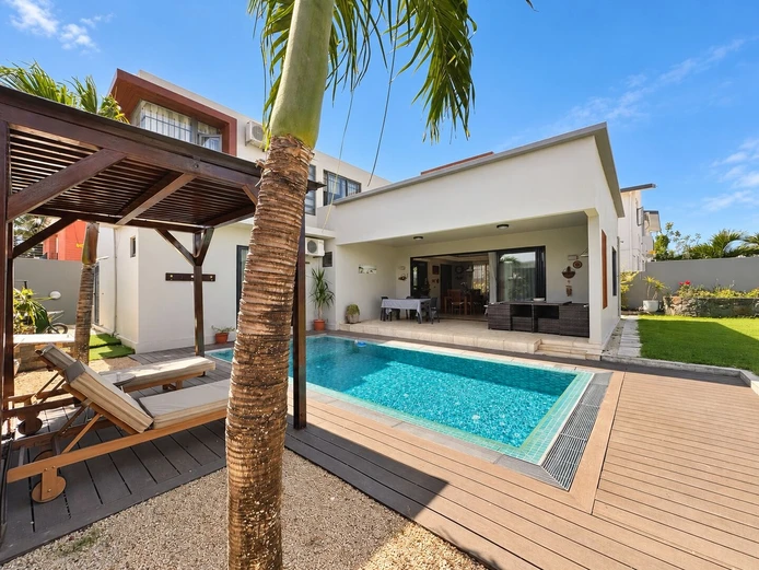 A Warm Villa Opening Onto A Beautiful Garden