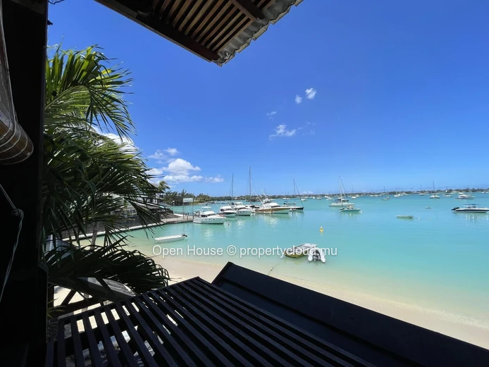 Waterfront apartment for sale in Grand Baie, 147m², 2 bedrooms