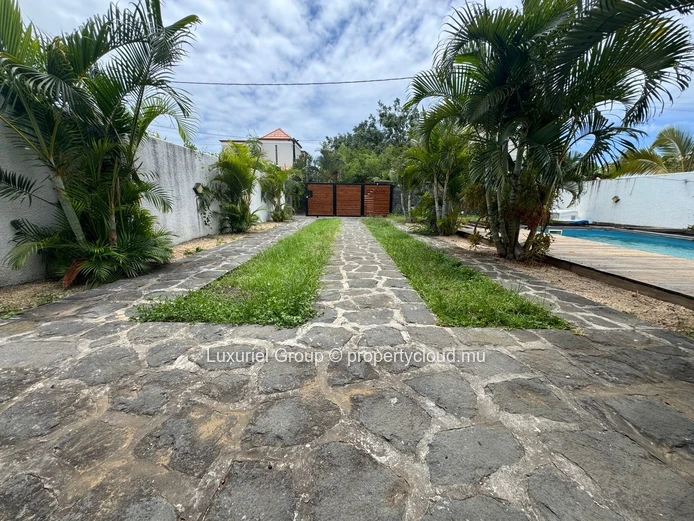 Superbe villa familiale avec piscine et jardin au cœur de Péreybère