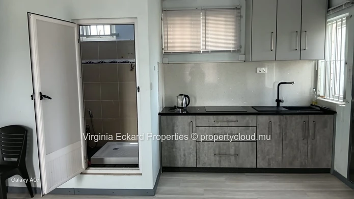 Bureau aménagé 25 m² avec kitchenette et douche – Pereybere