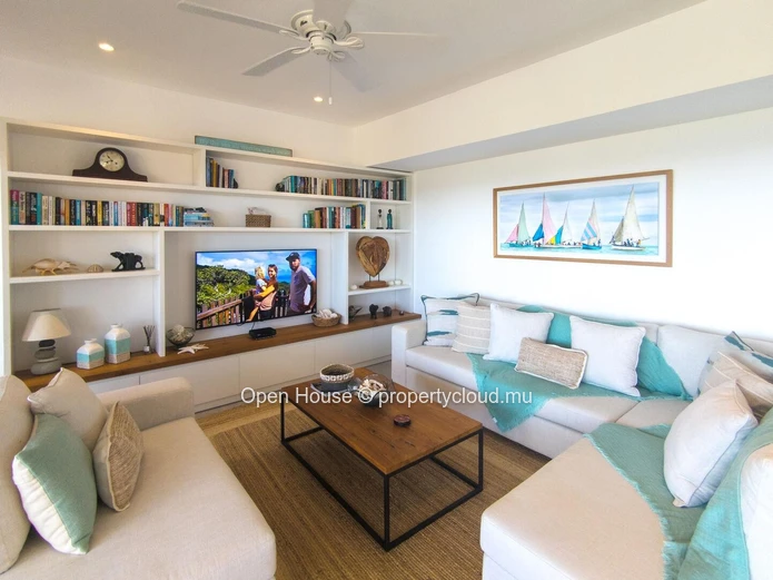 Luxurious penthouse facing the sea in the heart of a prestigious estate. 3 bedrooms, Master suite. Pool and restauran...