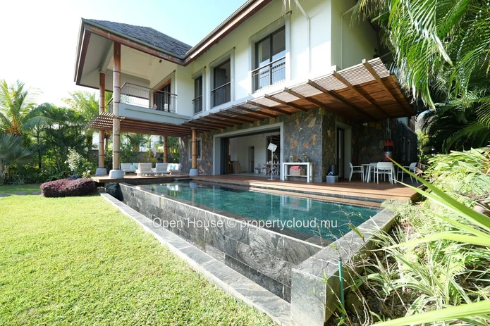 VILLA IRS à vendre à Rivière Noire, 525m² habitables, 1.180m² terrain, 6 chambres, piscine privée €.