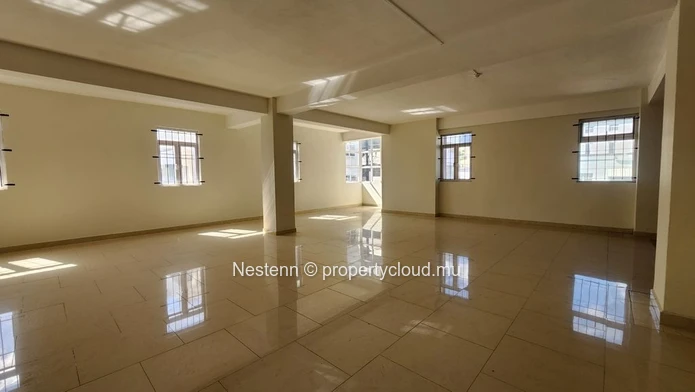 Bureau spacieux non meublé de 257m2 avec balcon