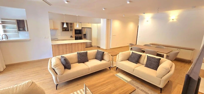 Discover this stunning apartment of 161 m², furnished and equipped, located in Moka. Enjoy a spectacular, direct view...