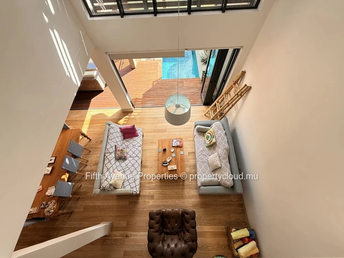 Élégant duplex en bord de canal avec piscine privée et point d'amarrage, La Balise Marina