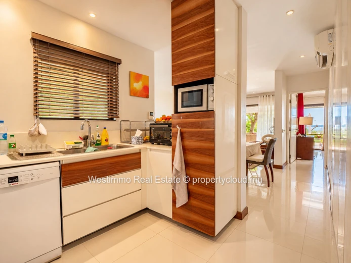 Appartement en rez-de-jardin avec vue mer dans une résidence pieds dans l'eau à louer à Tamarin