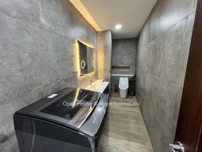 3-bedroom penthouse with private pool for rent in Péreybère