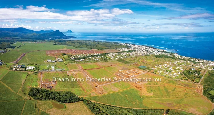 Terrain Residentiel De 595 M2 Vue Mer & Montagne A Flic En Flac - Ile Maurice