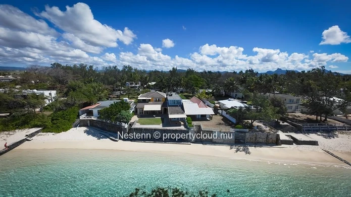 Propriété pieds dans l'eau sur un terrain de 1 224 m² avec une vue imprenable sur le lagon 