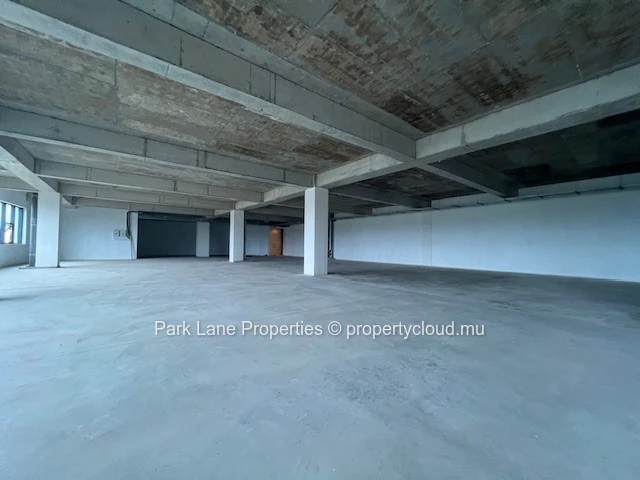 Shell and core office space of 265 m2