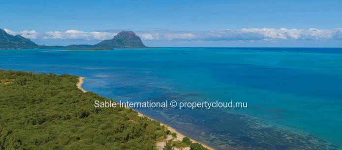 Luxurious Beachfront RES Apartment with Stunning Views! Live in luxury in Rivière Noire with communal pool, sea acces...