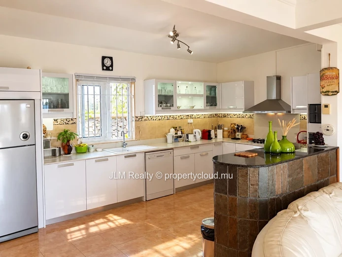 For sale: Seafront villa with walking access to the beach in Calodyne, Mauritius