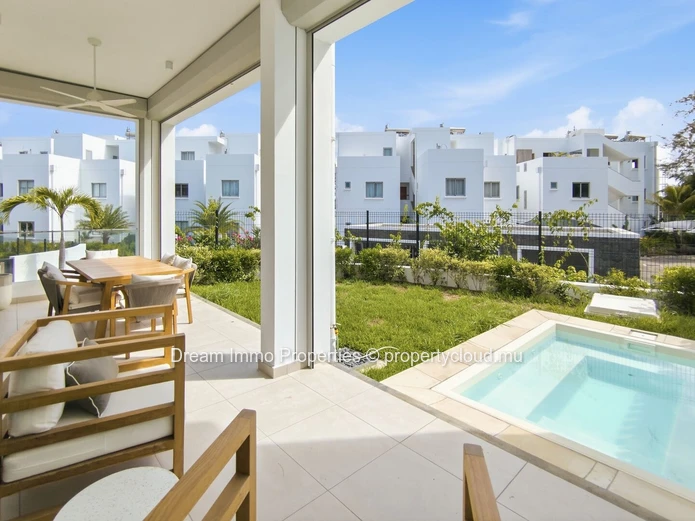 Appartement meublé de 3 chambres avec piscine privée en bord de mer à Grand Baie – Ile Maurice