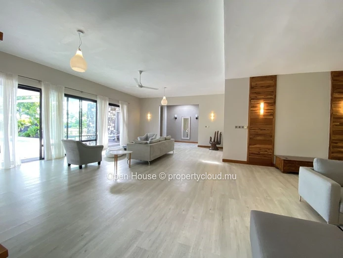 LOCATION - Somptueuse villa meublée avec piscine et vaste jardin arboré au cœur de la forêt de Daruty - 4 CHAMBRES