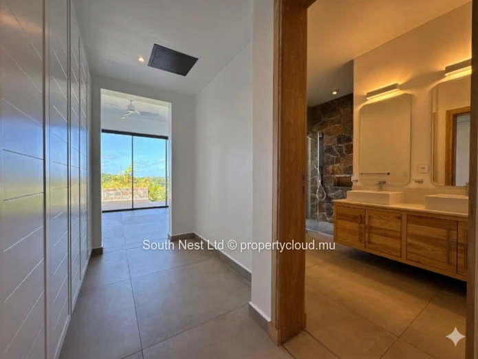 Luxury villa with access to a 5-star lifestyle in Valriche