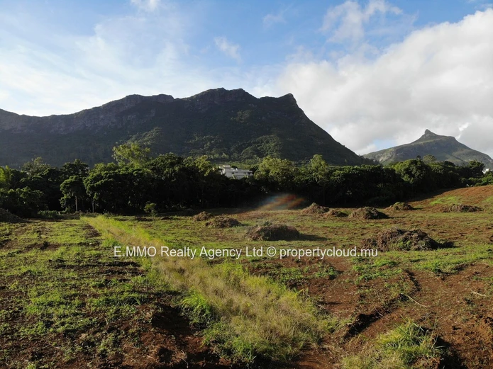 Terrain résidentiel à vendre à Moka, Vue Montagne, proche écoles, bus et magasins. Prix Rs
