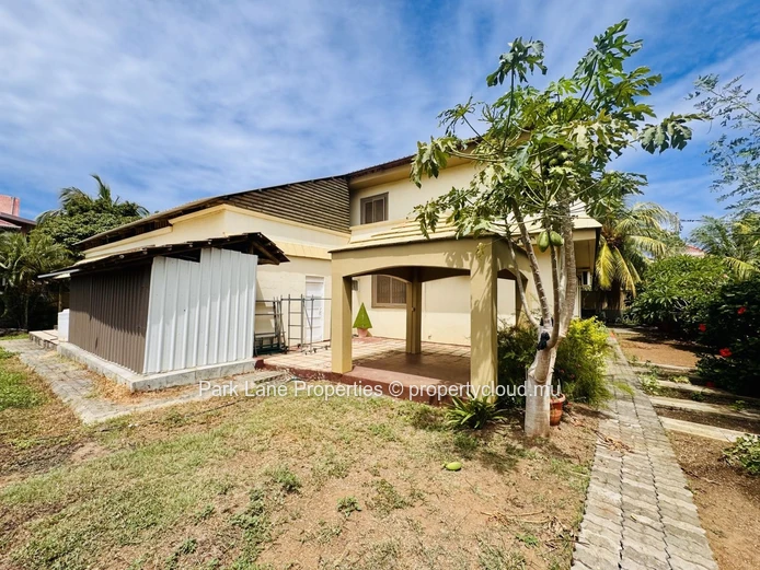 Cosy family home with jacuzzi and spacious terrace