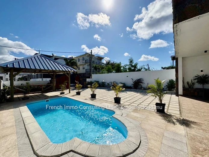 Belle villa 3 chambres et 3 salles de bains, piscine et jardin a pereybere