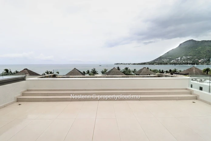 4-bedroom penthouse with sea and mountain views