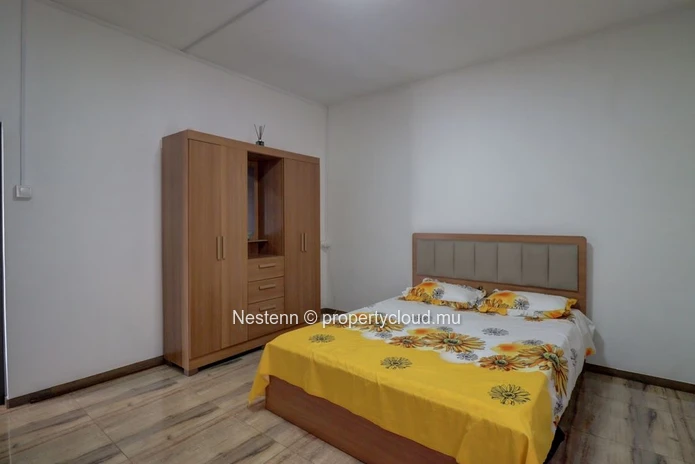 Appartement meublé moderne à Coromandel, comprenant 2 chambres, 1 salle de bain, une cuisine séparée et un jardin. Pr...