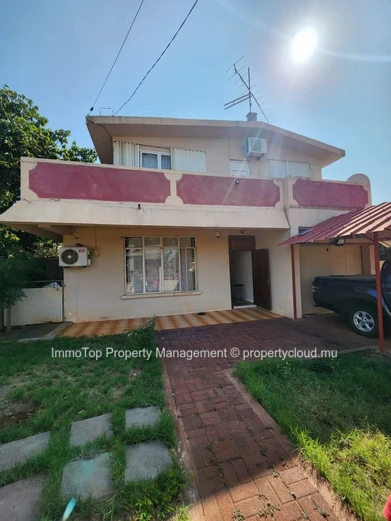 Maison à vendre à Baie du Tombeau dans un quartier calme et résidentiel.