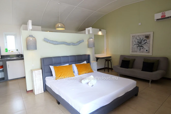 50 m² furnished apartment for rent in Black River with shared pool (Sole Mandate)