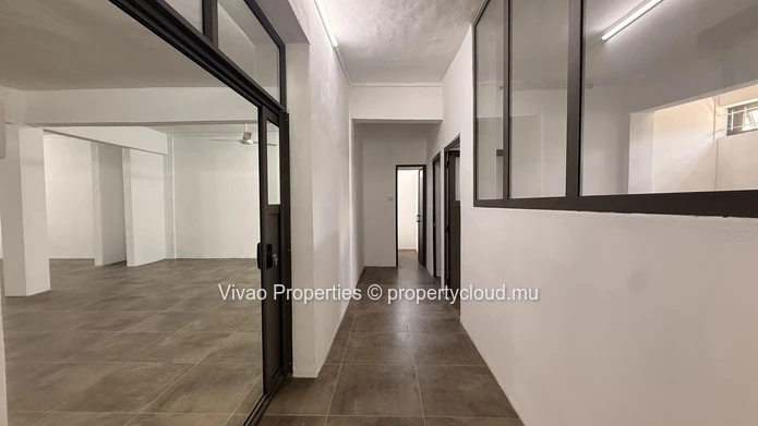 Exclusivité sur route principale au cœur de Port-Louis - Local commercial de 275 m² à louer au premier étage (Mandat exclusif)