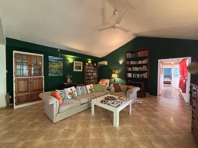 SPACIOUS FAMILY RESIDENCE WITH INDEPENDENT STUDIO & EXTENSIVE OUTBUILDINGS Pereybere Grand Baie.