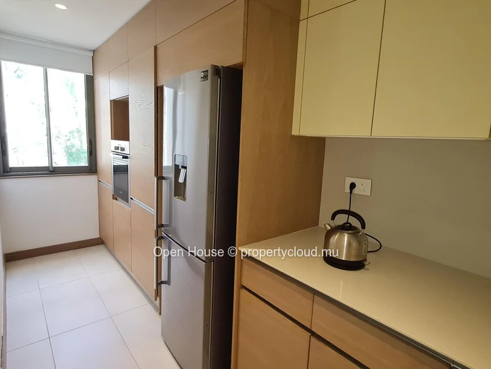 Appartement IRS à vendre à Grand Baie, 198m², 3 chambres en suite, piscine commune, dans domaine avec Golf, accessibl...