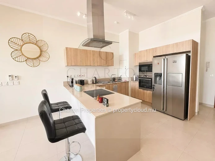 Prestige 3-bedroom ground-floor apartment with private garden and panoramic sea view