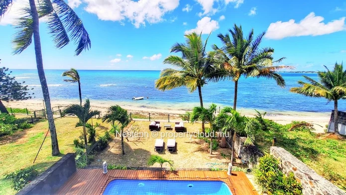 Elegant 4 bedroom seafront villa