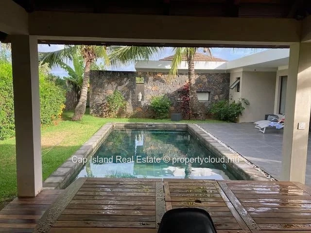 Grand Baie – Élégante villa de 4 ch avec piscine en roche volcanique