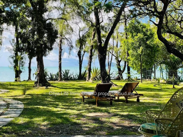 Magnifique villa en bord de mer à Calodyne avec vue imprenable sur la mer
