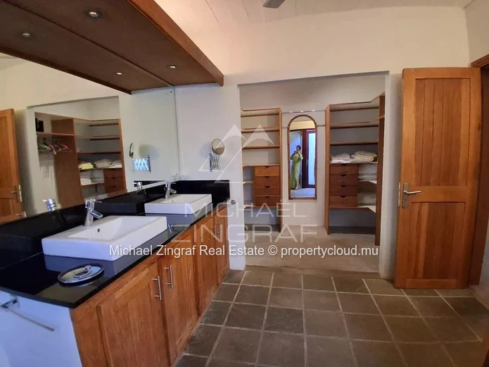 Spacious Family Villa with Pool in Pereybere