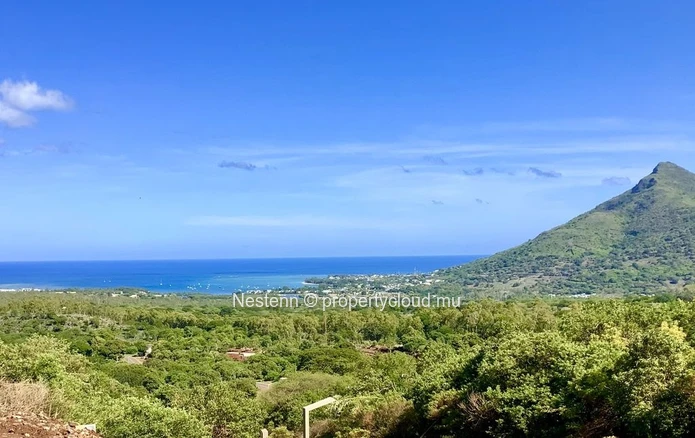 Contemporary duplex villa with 4 bedrooms, private pool, and mountain views in a secure residence