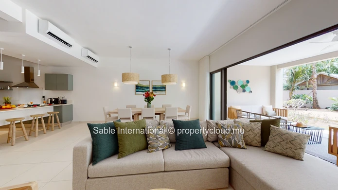 Luxury G+2 Apartment with Communal Pool in Péreybère, 143m² Living Space, Sea Access, Close to Amenities 