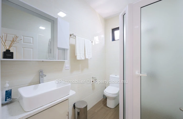 Stunning G+2 Apartment in Péreybère with Communal Pool, Fully Furnished and Equipped - Sea Access, Close to Amenities...