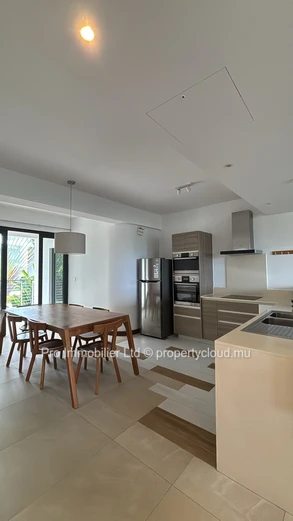 Vue imprenable sur l’océan depuis ce luxueux appartement de 3 chambres en suite au premier etage , entièrement meublé...