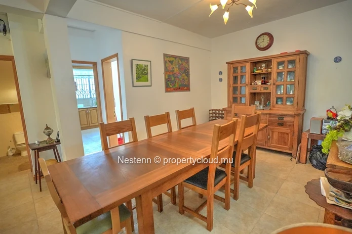 Charming 4-bedroom house in second row 