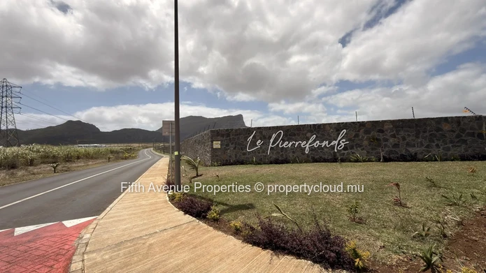 PIERREFONDS - Residential plot 666m2