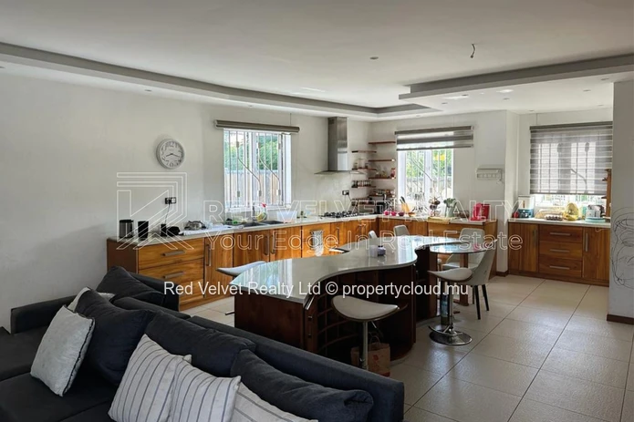 Spacieuse maison de 5 chambres à vendre | Piscine et jardin | Emplacement central
