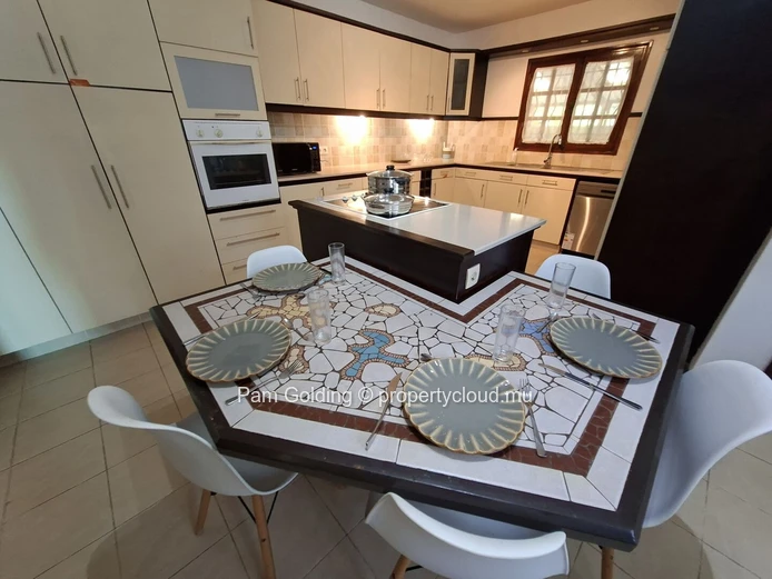 Spacious 300 m² Family Villa for Rent – Petit Village