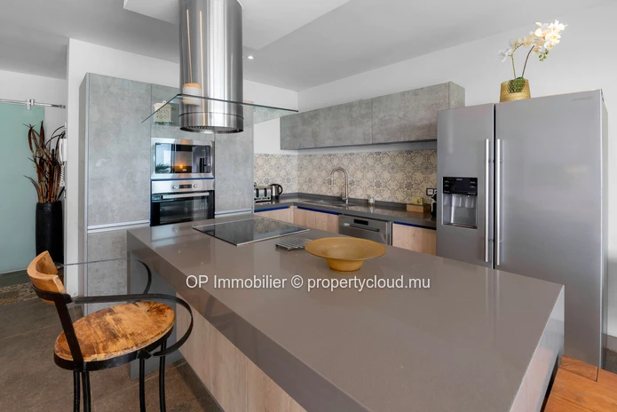 Penthouse à vendre à Péreybère, Grand Baie, 94m², 2 chambres, piscine commune, vue mer, meublé, climatisé. Rs 42M.