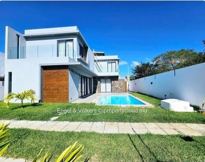 Charming 3-Bedroom House for Rent in Calodyne – Private Pool, Office Space & Close to the Sea