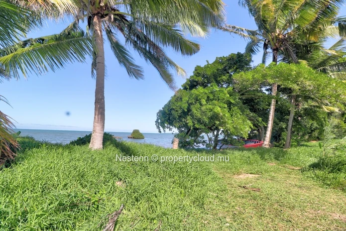  Waterfront plot of land of 44,672 m² with panoramic views of the southern islands.