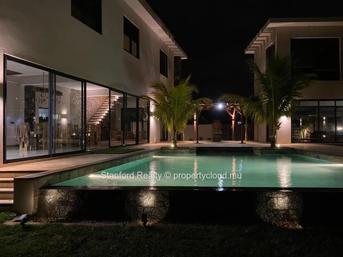 Modern & Spacious 4-Bedroom Villa for Rent - Flic-en-Flac, West