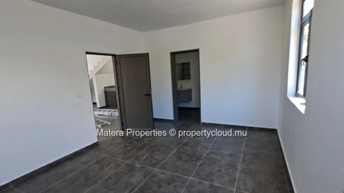 Superbe villa non meublée à vendre à Calodyne avec 1580m² de surface habitable et 316m² de terrain - Seulement Rs!
