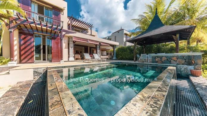 Exquise Villa Tropicale Nichée dans un Domaine de Golf Prestigieux