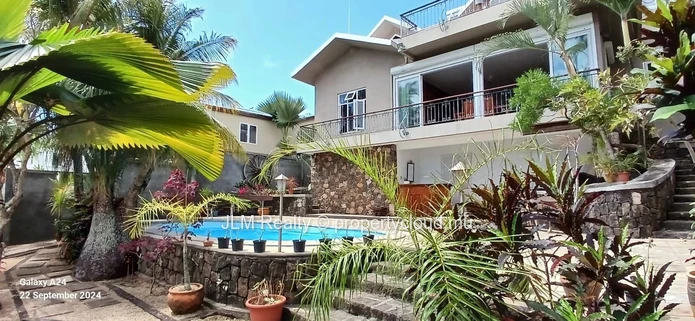 Belle Villa avec Vue Lac à Vendre à Grand Baie, Île Maurice