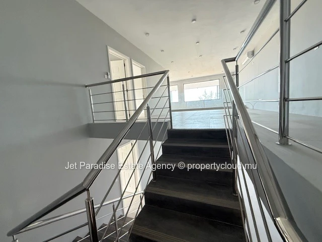 Stunning G+2 Apartment with Sea and Mountain Views in Flic en Flac - 166m² Living Space, 3 Bedrooms, Communal Pool - ...